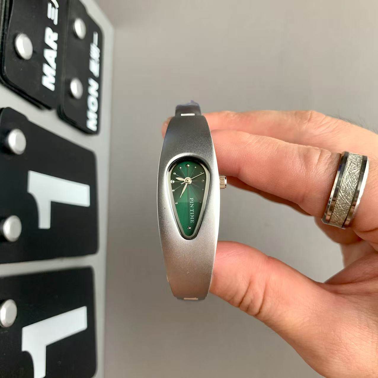 Retro Niche-design Irregular-Shaped Waterdrop Watch Silver Green Matte